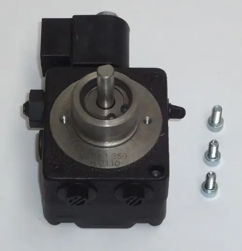 Ölpumpe von Daikin, quadratische Bauform mit zylindrischem Ausgang und drei Schrauben. Elektromotoranschluss an der Seite, mehrere Anschlüsse an der Unterseite.